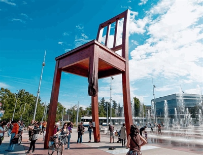 Broken Chair Sculpture | Geneva, Switzerland | Travel BL