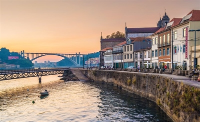 Stroll along the Riberia | Porto, Portugal | Travel BL
