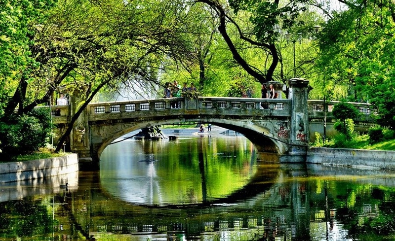 Stroll around the Cismigiu Gardens | Bucharest, Romania | Travel BL