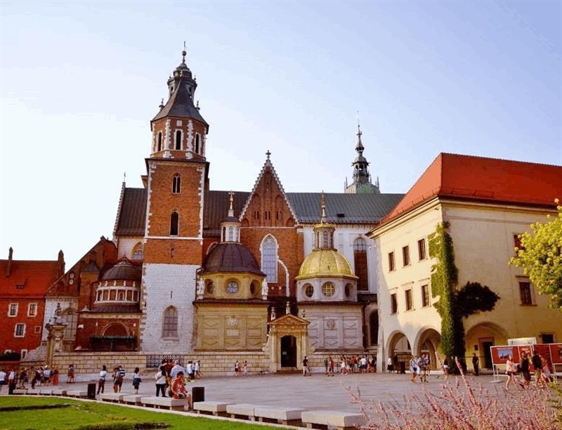 Stroll around the Wawel Royal Castle | Krakow, Poland | Travel BL