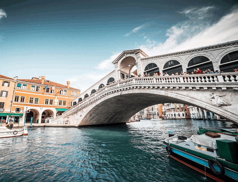 Walk along the Rialto Bridge (Ponte di Rialto) | Venice, Italy | Travel BL