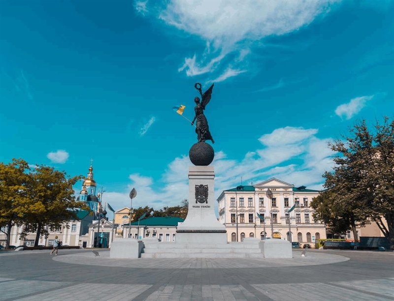 Walk around the "Ukraine Flying" Independence Monument | Kharkiv, Ukraine | Travel BL